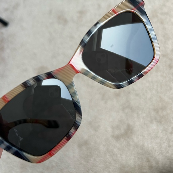 Burberry Elsa Vintage Plaid Sunglasses Black, tan & red w/ minor flaws on lens - Picture 3 of 12